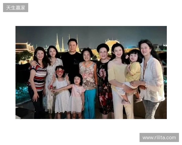 安东内拉晒一家人同美职联奖杯合照：恭喜亲爱的，我们爱你