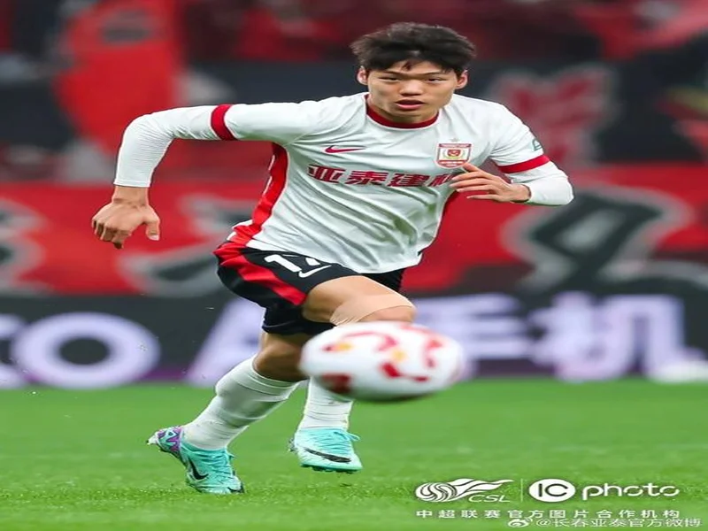 北青：U23国足主力球员贺一然今日抵达成都，即将加盟成都蓉城